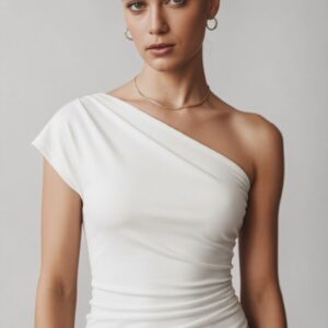 Blusa blanca con hombro descubierto