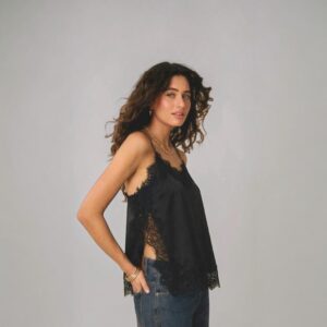 Blusa negra corta con tirantes