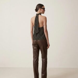 Blusa negra de cuello alto