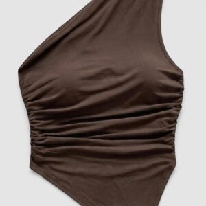 Blusa café con hombro descubierto