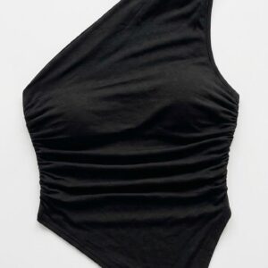 Blusa negra con hombro descubierto
