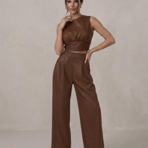 Conjunto café de top y pantalón