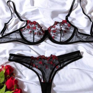 Lenceria Negra Y Flores Rojas