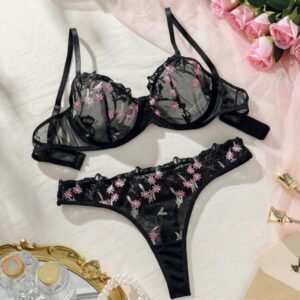 Lenceria Negra Y Flores Rosadas
