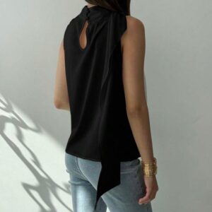 Blusa Negra Cuello Alto Con Lazo