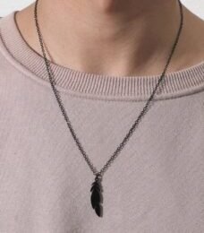 Collar para hombre con pluma