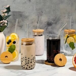 Vaso de vidrio con pajilla